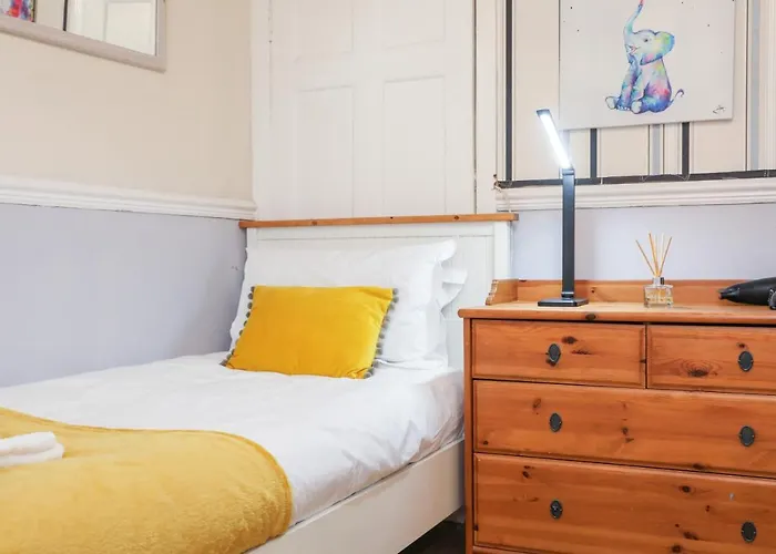 Beautiful 4 Bedroom Cottage - Free Parking